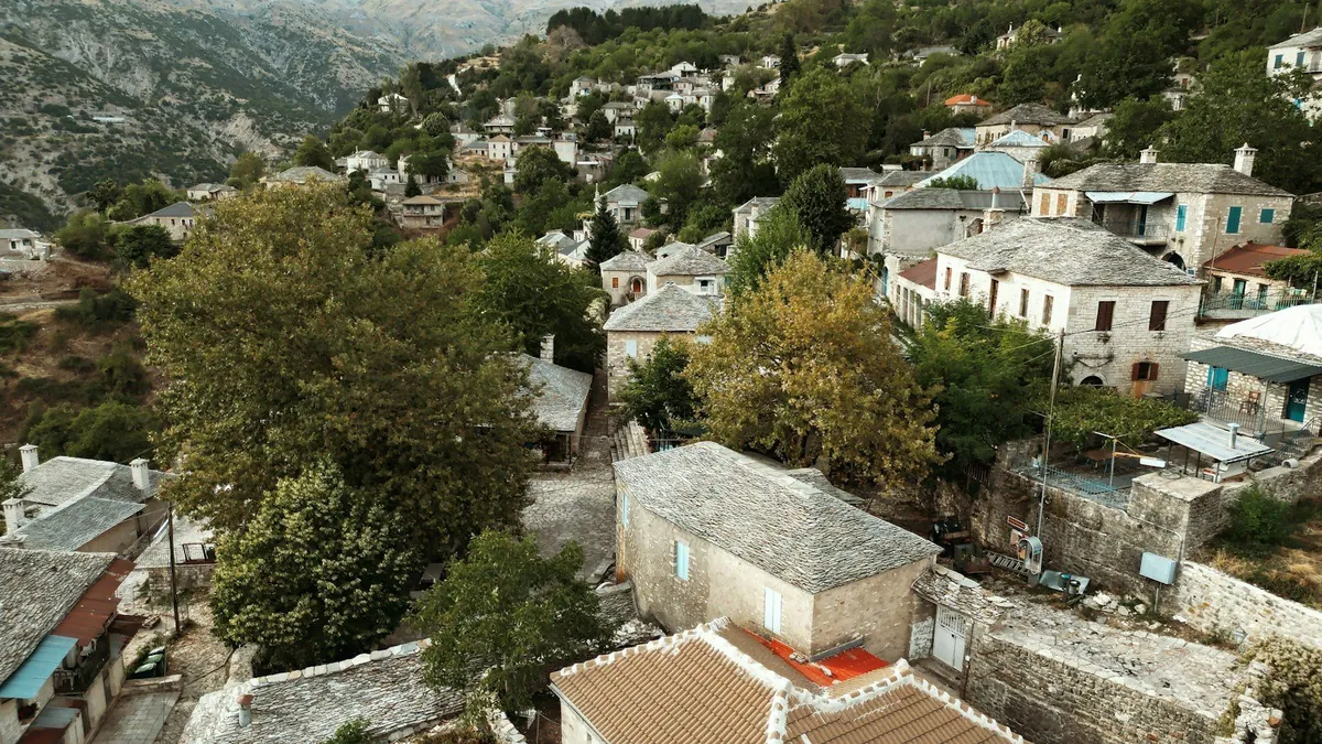 Παραδοσιακός ορεινός οικισμός με πέτρινα σπίτια σε πλαγιά