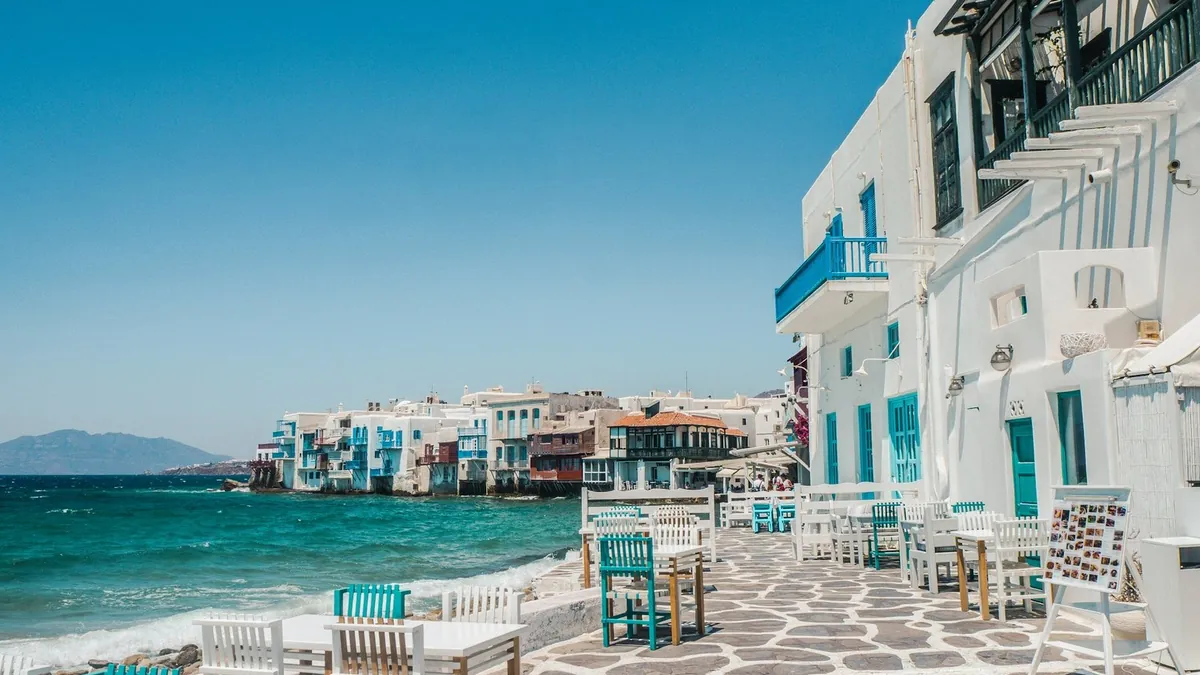 Παραθαλάσσια καφετέρια με τραπέζια σε νησί των Κυκλάδων